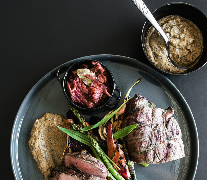 Grillet vildsvinekølle med kartofler og grønt