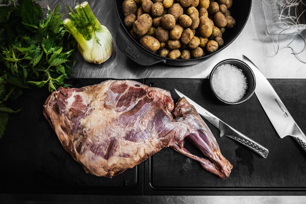 Grillet vildsvinekølle med kartofler og grønt